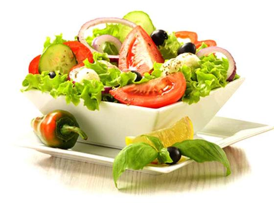 Garden salad with tomato and mozzarella